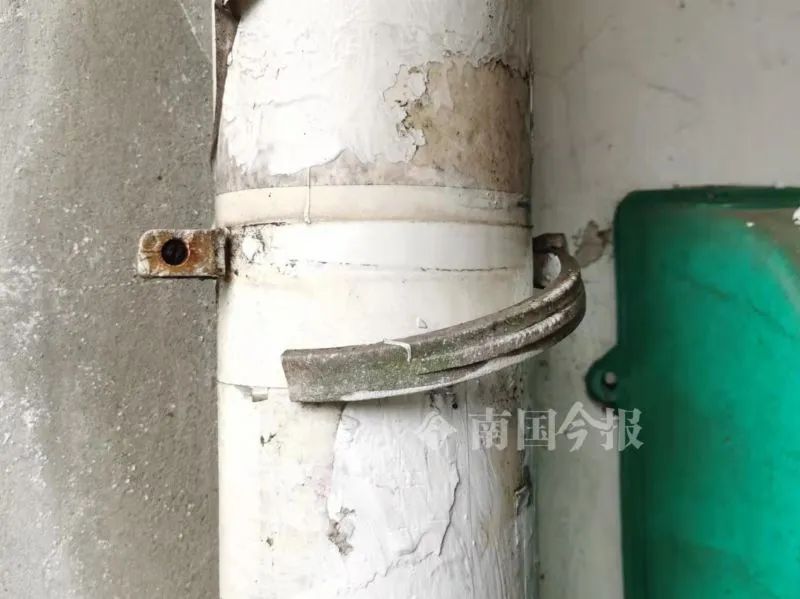 DƬ